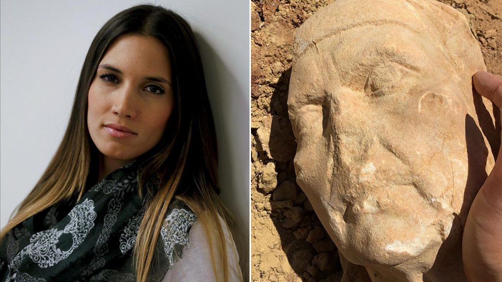 India Martínez y el busto que encontró. / EE