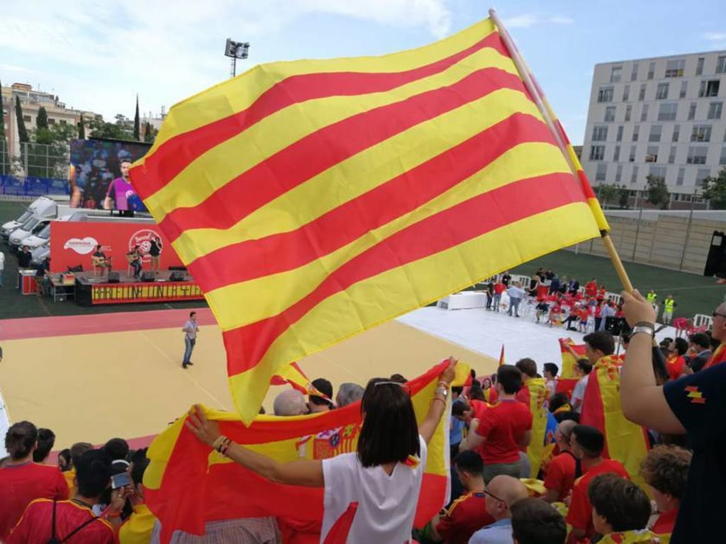 Aficionados viendo un partido de la selección española en Barcelona. / EE