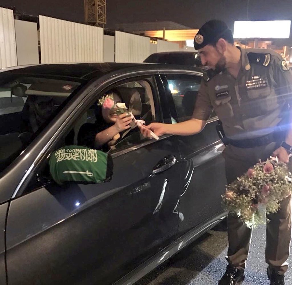 Un policía de tráfico de Arabia Saudí entrega un ramo de rosas a una conductora en el primer día sin prohibición de conducir para ellas. / TWITTER