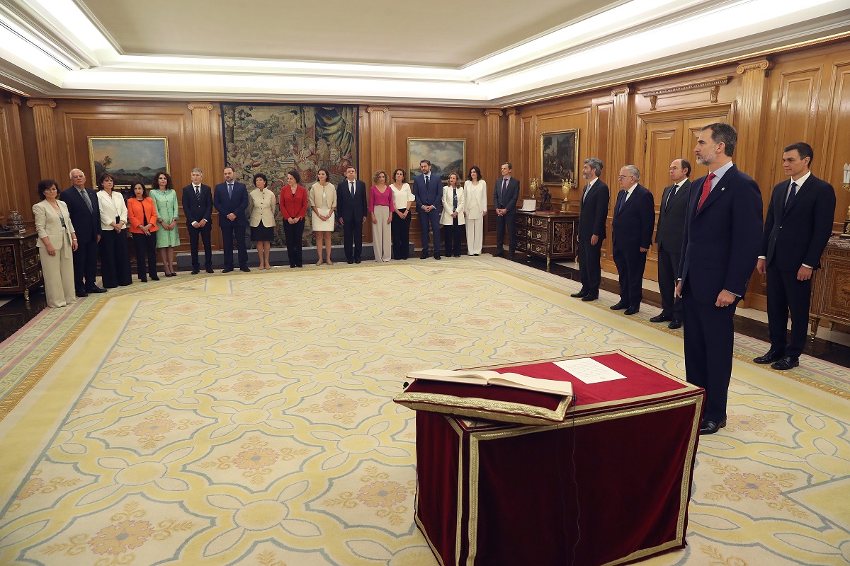 Foto de familia de los nuevos ministros de la toma de posesión ante el Rey