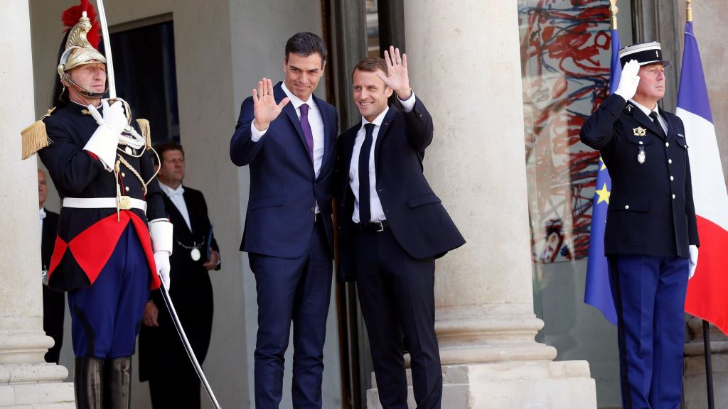 Emmanuel Macron recibió a Pedro Sánchez en la escalinata del Palacio del Elíseo. | EE