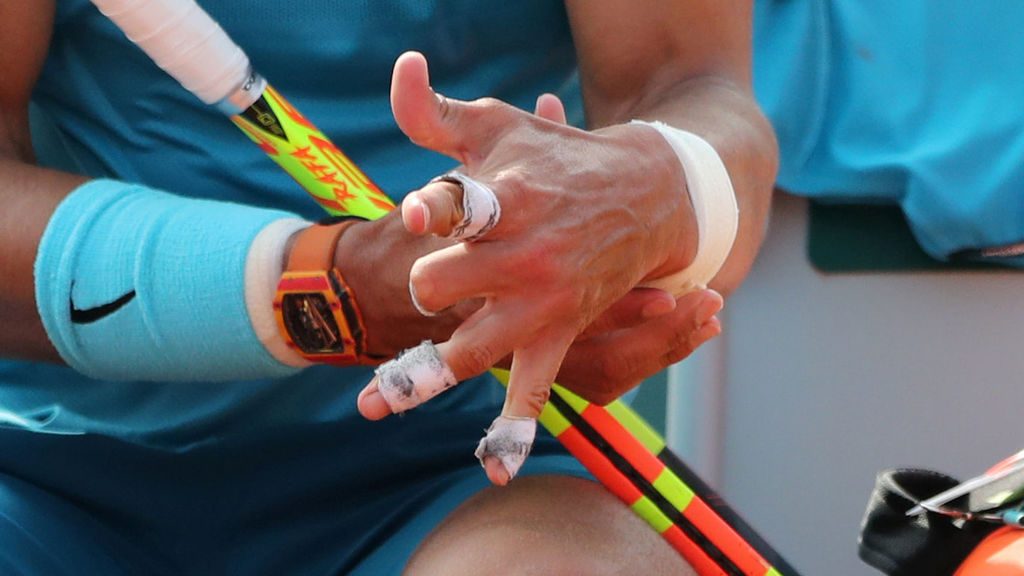 Rafa Nadal con calambres en los dedos en París