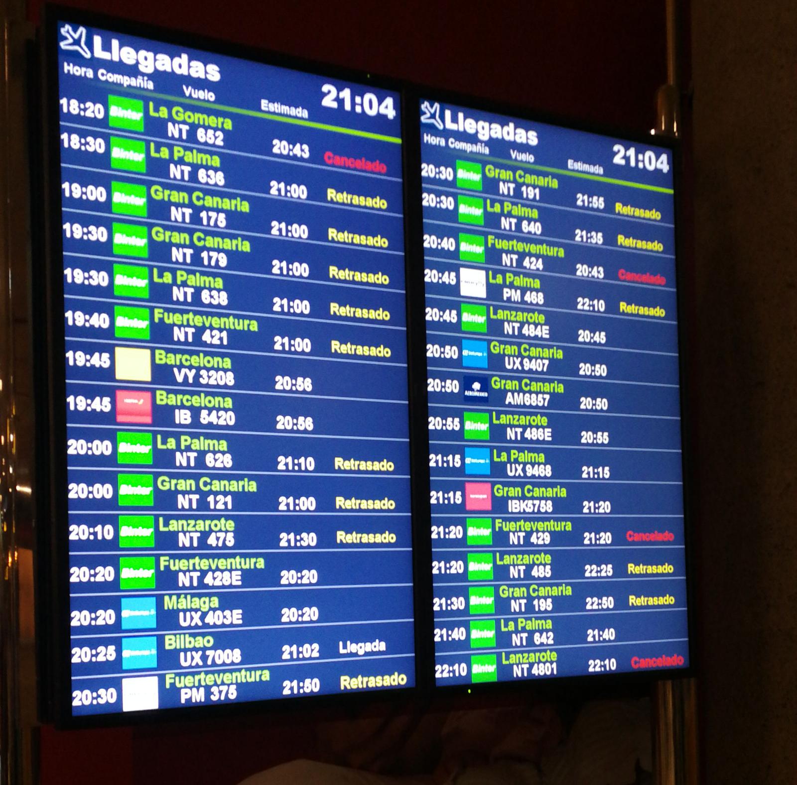 Panel con las cancelaciones en el Aeropuerto de Los Rodeos por mal tiempo. / DA