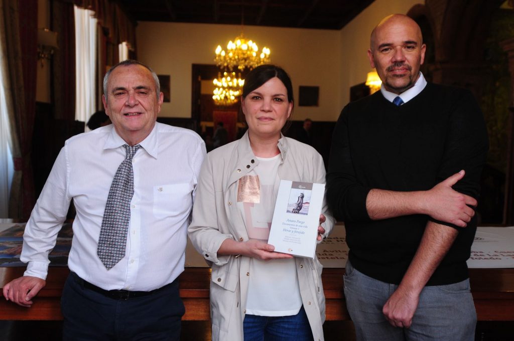 Los autores posan con el libro sobre Amaro Pargo. / FRAN PALLERO
