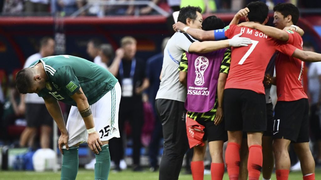 Contrasta la euforia de los coreanos con la desazón de Alemania al final del partido, tras la eliminación en Rusia de la campeona del Mundo. FIFA