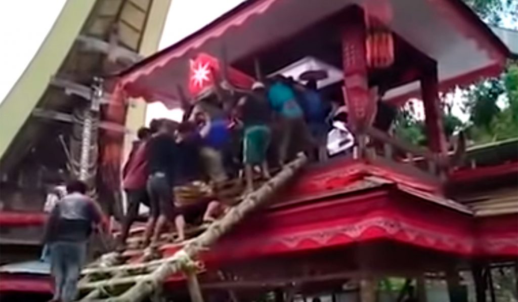 Aplastado ataúd de su madre Indonesia