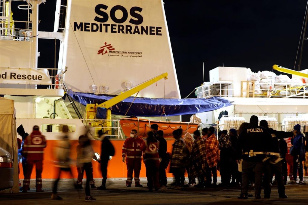 El barco de salvamento 'Aquarius' ahora mismo transporta más de 600 inmigrantes rescatados de las aguas del Mediterráneo, entre ellas 11 niños y siete mujeres embarazadas. | EP