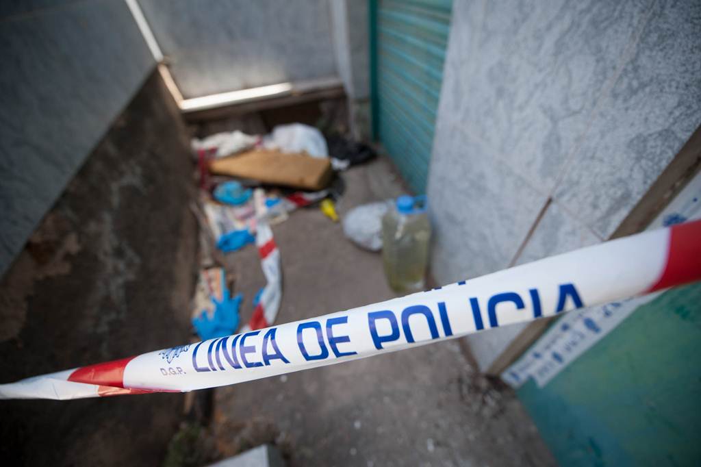 Precinto en la casa en la que fue encontrado el cadáver de la mujer. F. P.