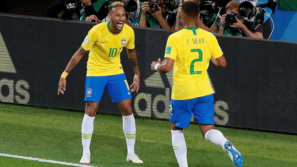 Neymar y Thiago Silva en el partido Serbia - Brasil. | EE