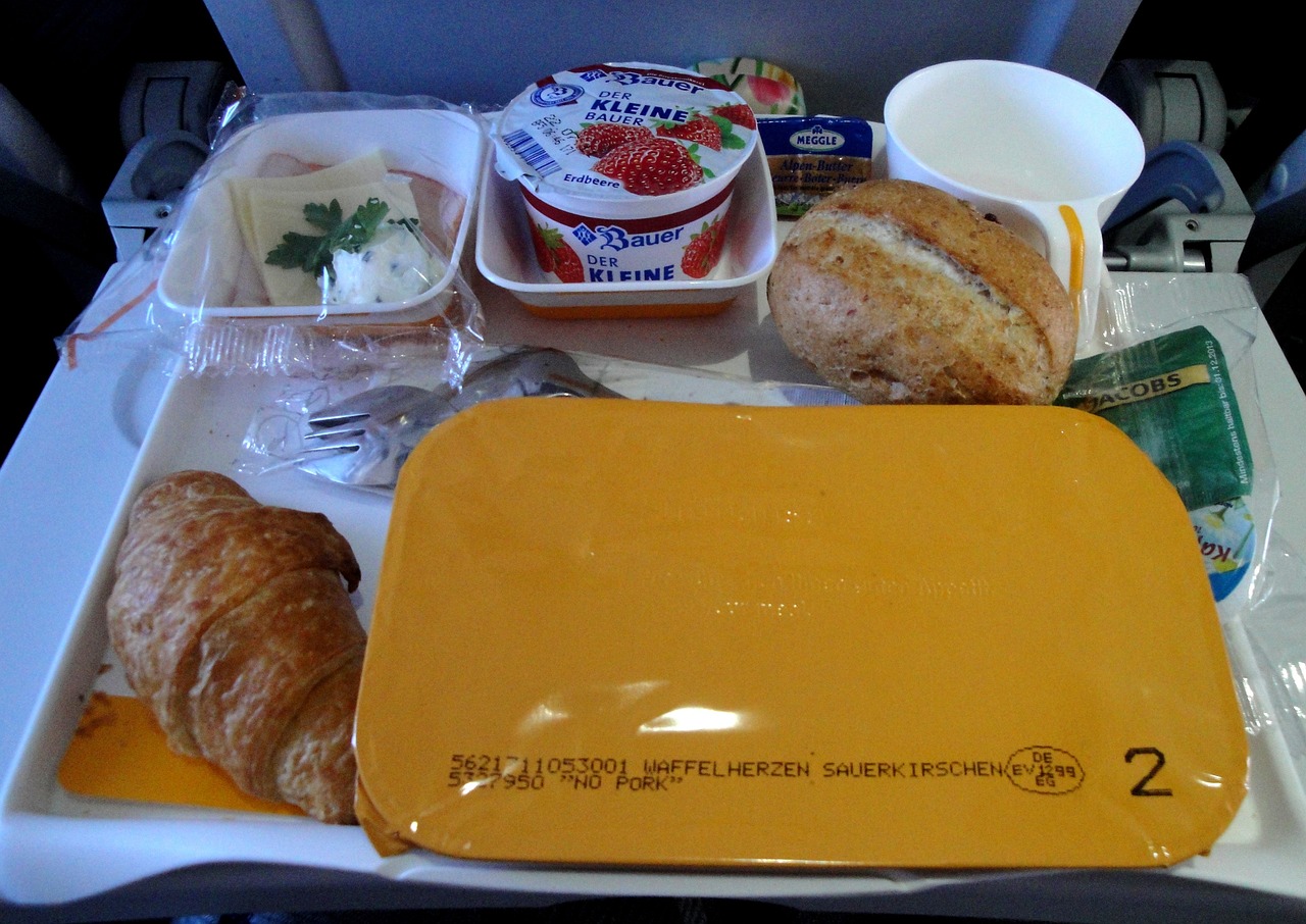 Imagen de archivo de una comida en un avión. / PIXABAY