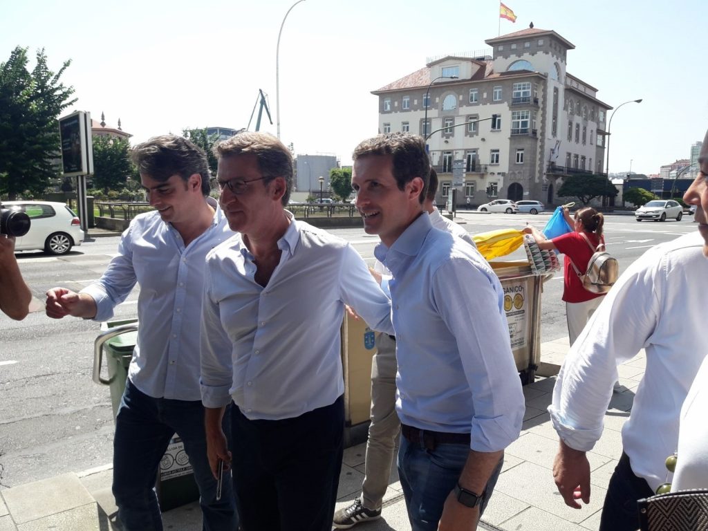Casado, Feijóo y Diego Calvo, en A Coruña. | EP