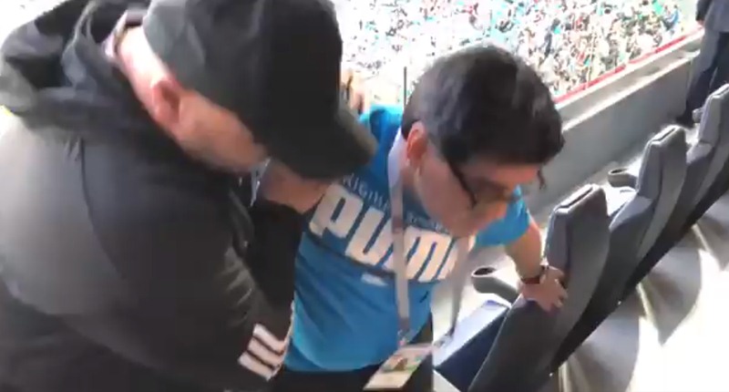 Maradona, saliendo del palco desde el que vio el partido. / TWITTER