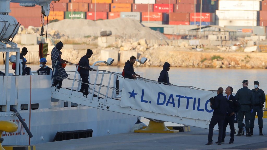 Inmigrantes del Dattilo, durante el desembarco en el puerto de Valencia. | EE