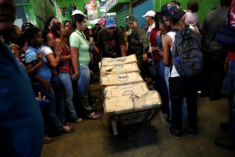 Reparto de alimentos en Venezuela. / EP