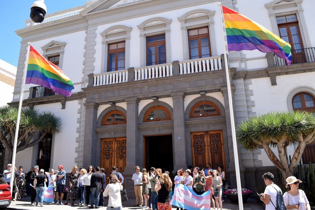 Ayuntamiento de Santa Cruz de Tenerife con la bandera LGTBI. / AYTO. SANTA CRUZ