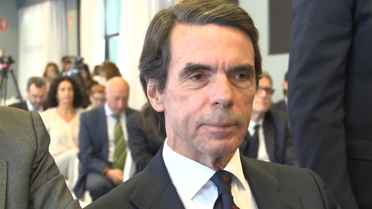 Aznar se ofrece para "reconstruir el centro derecha" español