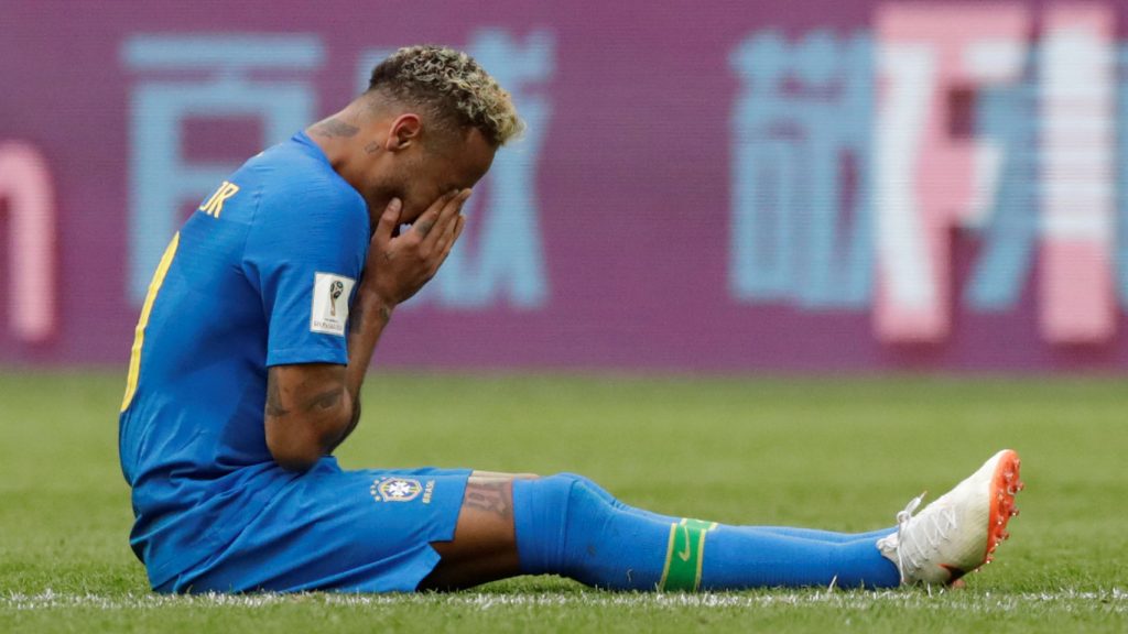 Neymar, desconsolado tras la victoria de Brasil. | EE