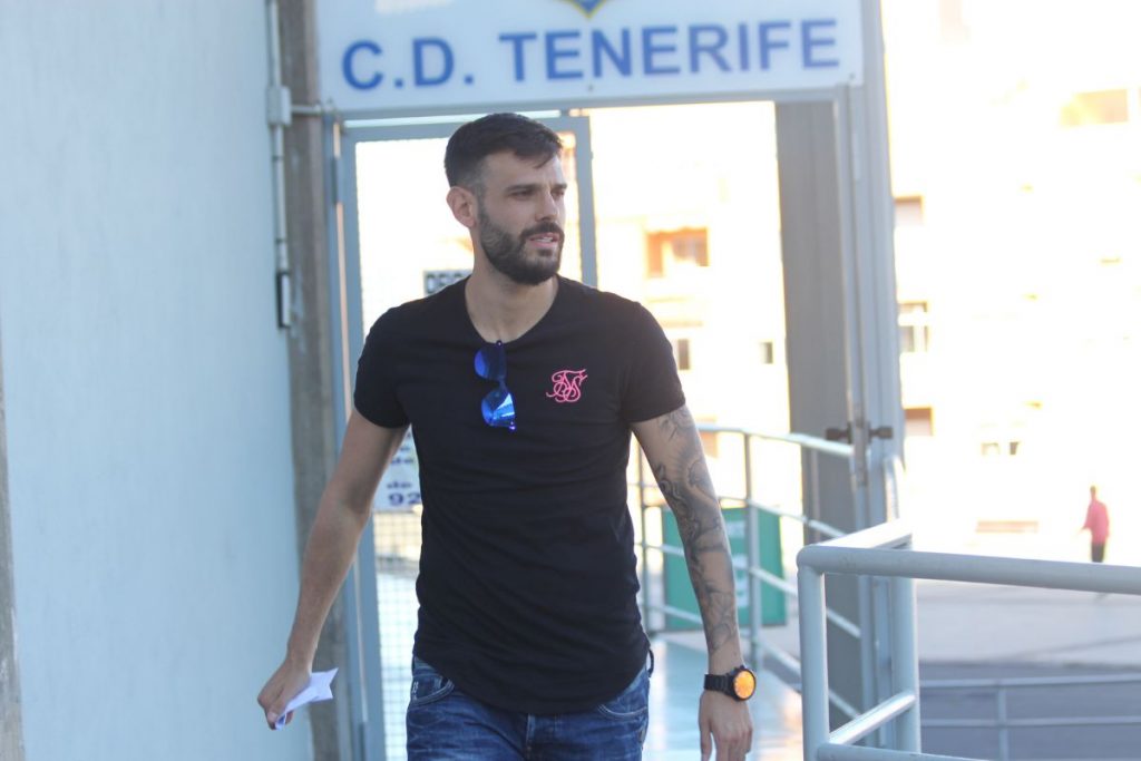 A su salida de las oficinas, Tayron aseguró que seguirá la próxima temporada. DA