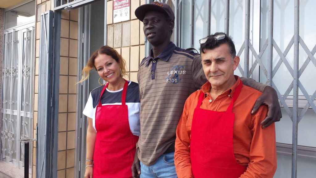 La directora junto a Moussa (centro), usuario del Comedor, y Pedro, trabajador. J. C. M.