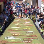 Grandes y pequeños trabajaron juntos en la confección de tapices y corridos que conformaron el trayecto por el que discurrió la procesión del Santísimo. Sergio Méndez