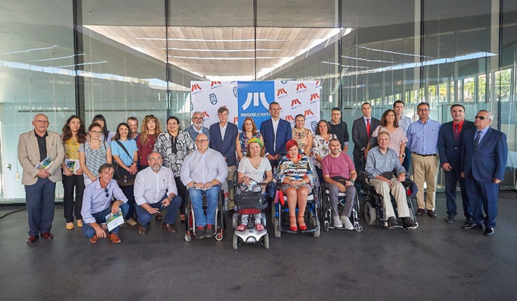 El presidente insular presentó ayer la memoria del tranvía con representantes de los colectivos de discapacidad. DA