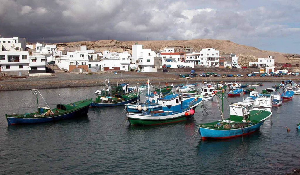 El núcleo de Tajao, en la costa de Arico, es uno de los más visitados en verano para comer pescado fresco. DA