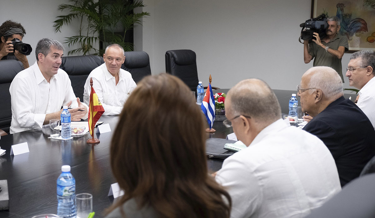El presidente del Gobierno regional, Fernando Clavijo, durante la reunión con el vicepresidente cubano, Ricardo Cabrisas, ayer. Gobierno de Canarias