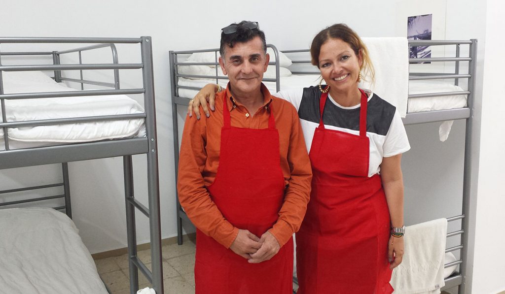 Solange Díaz, directora, y Pedro, exusuario y ahora empleado del centro.
