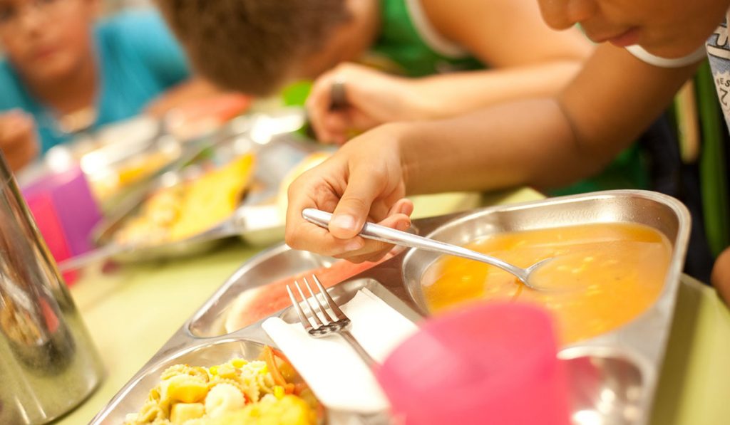 Una de las medidas puestas en marcha son los comedores escolares en fechas estivales para los niños más vulnerables. DA
