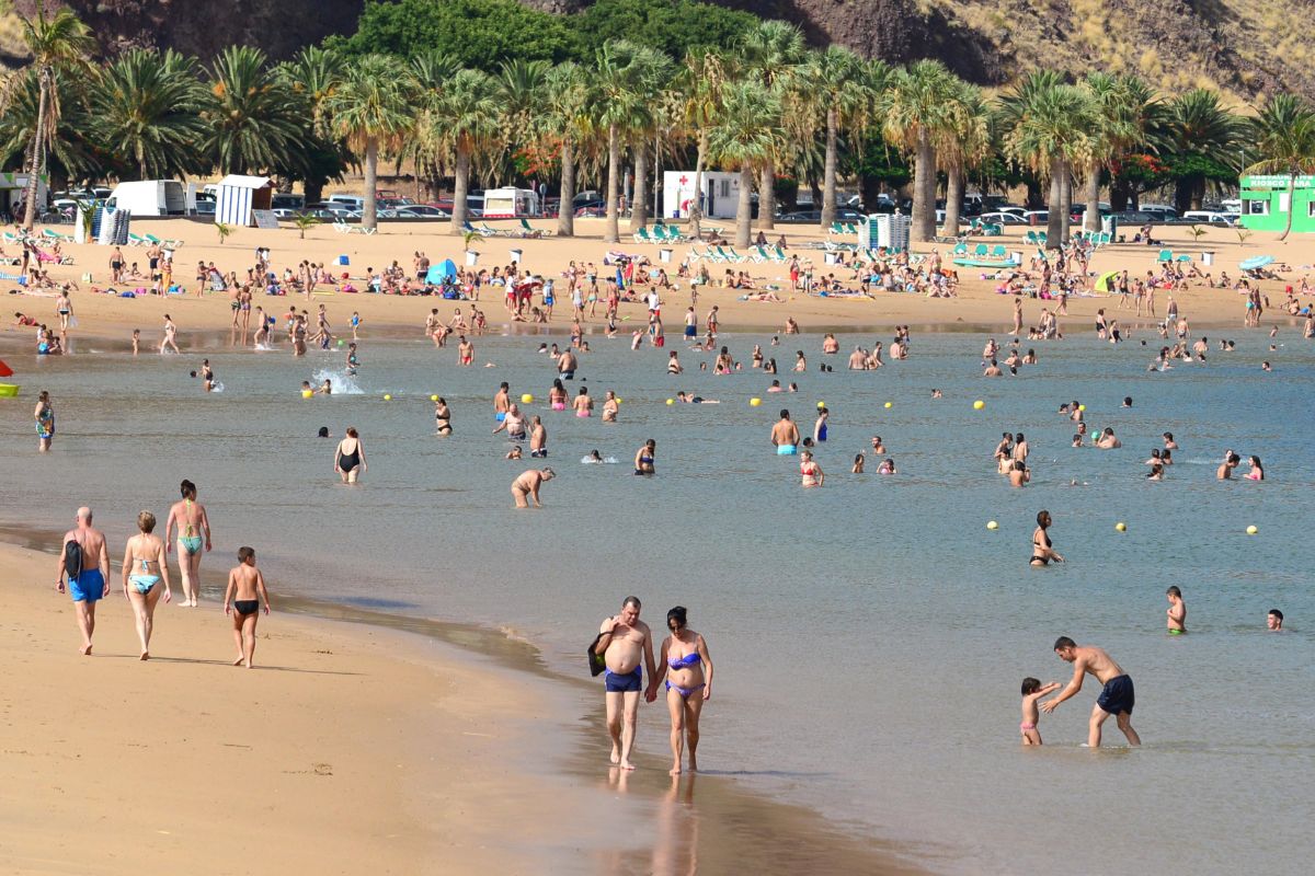 La playa contará, de momento, con cinco kioscos y su correspondiente lote de hamacas que podrían estar           listos ya para el mes de agosto. Sergio Méndez