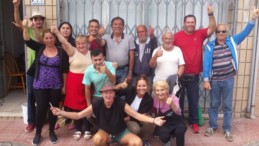 Usuarios y voluntarios, ayer, junto a la directora del centro, Solange Díaz; la buena relación y la ausencia de incidentes caracterizan la convivencia. J.C.M.