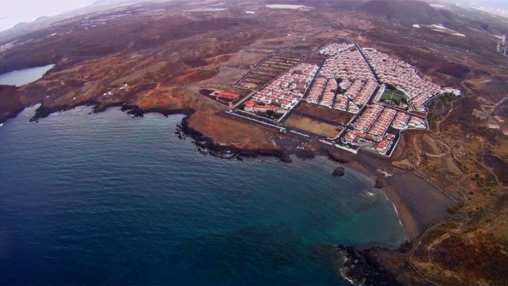 Vista aérea de Abades, una urbanización sin acabar por sus promotores. DA