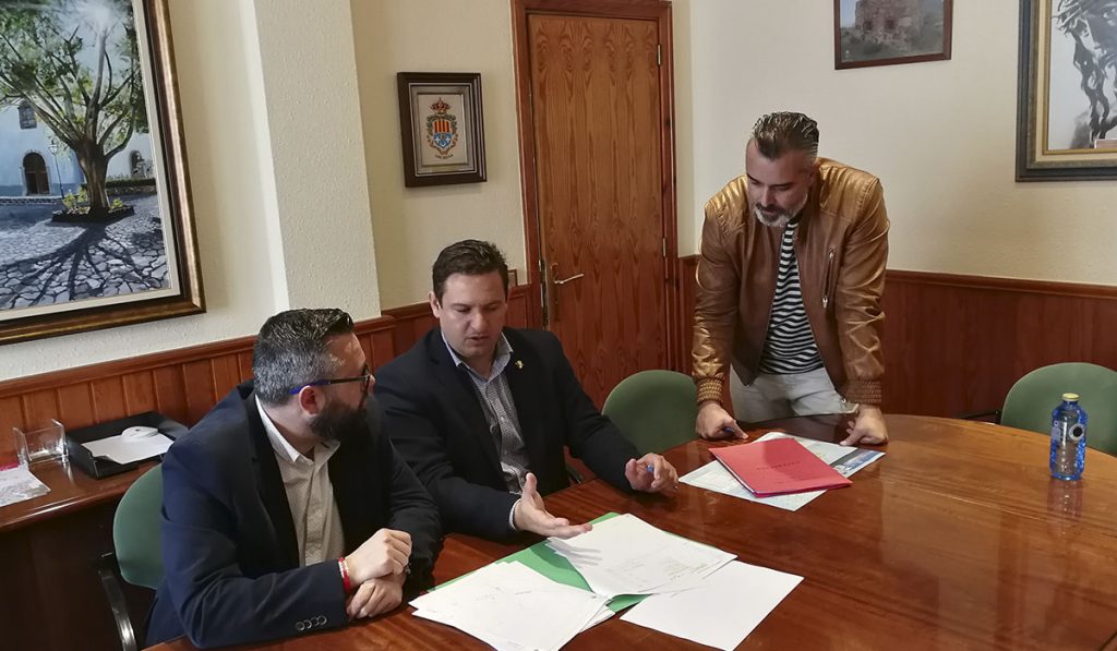 José Julián Mena (c.) y Luis García, con el consejero Miguel Ángel Pérez. DA