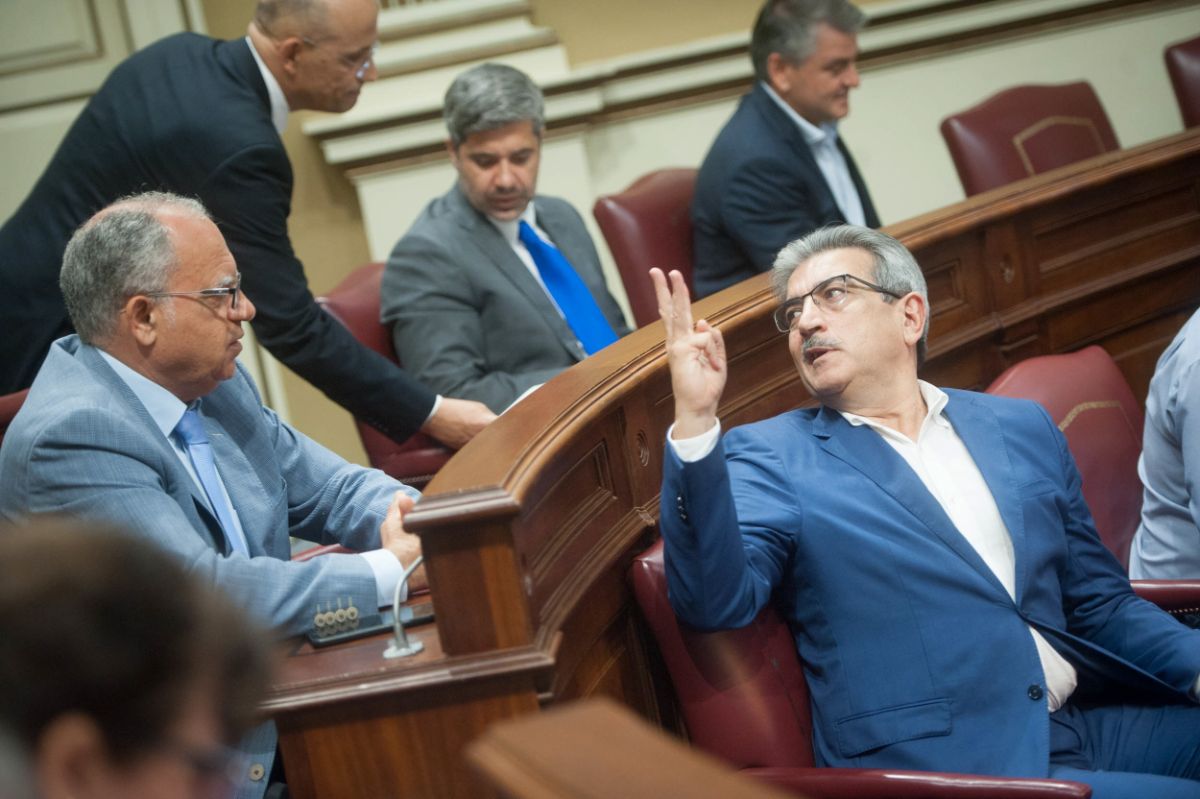 Román Rodríguez (NC) hace señas a Casimiro Curbelo (ASG)            durante el pleno del Parlamento. Fran Pallero