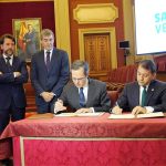 Pedro Miró y José Manuel Bermúdez (en la mesa) firmaron ayer el acuerdo. DA