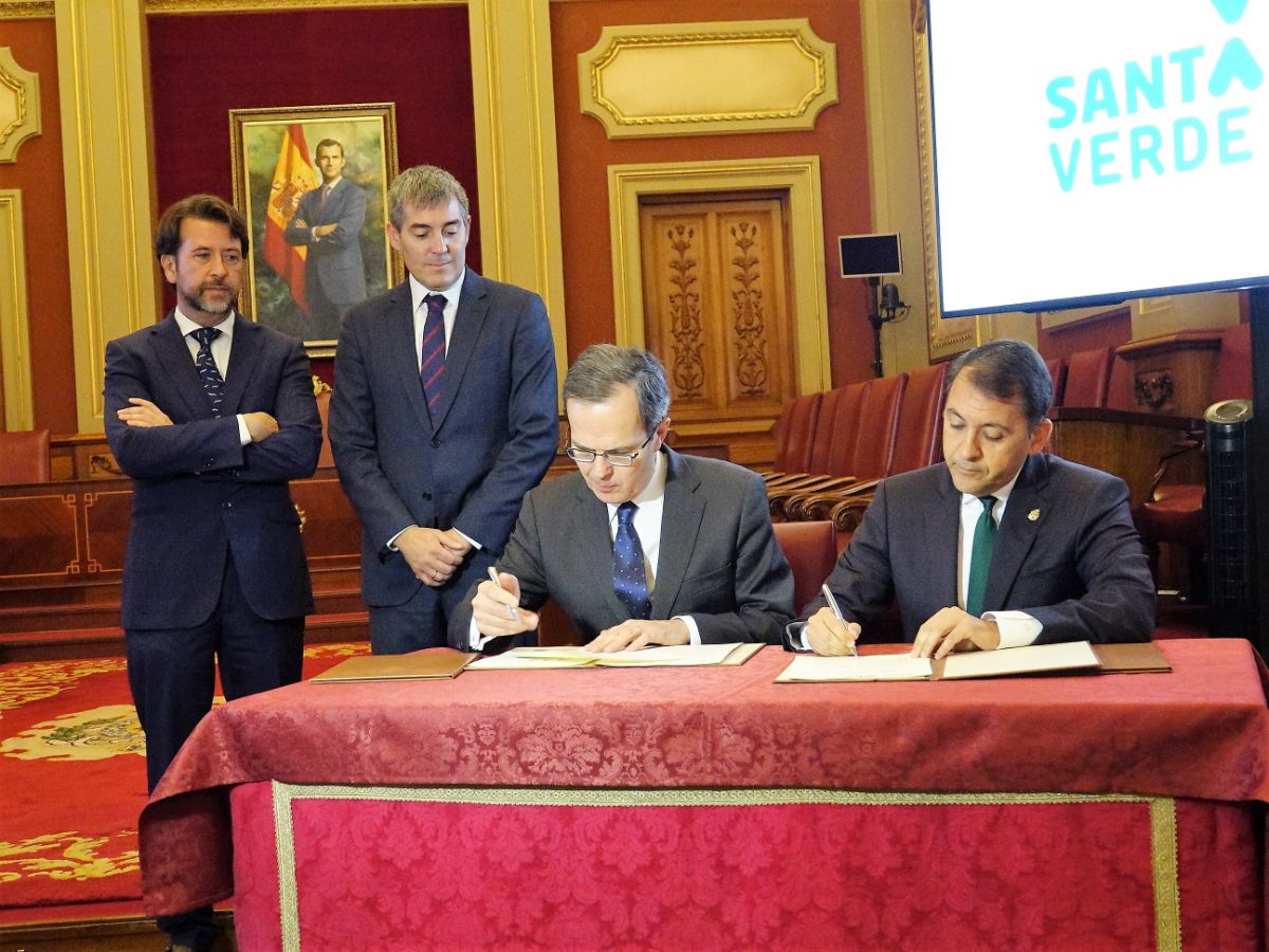 Pedro Miró y José Manuel Bermúdez (en la mesa) firmaron ayer el acuerdo. DA