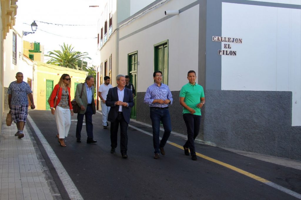El vicepresidente insular Aurelio Abreu; el alcalde de Guía de Isora, Pedro Martín, y el edil José Miguel Mesa recorrieron las calles que se remodelarán. DA