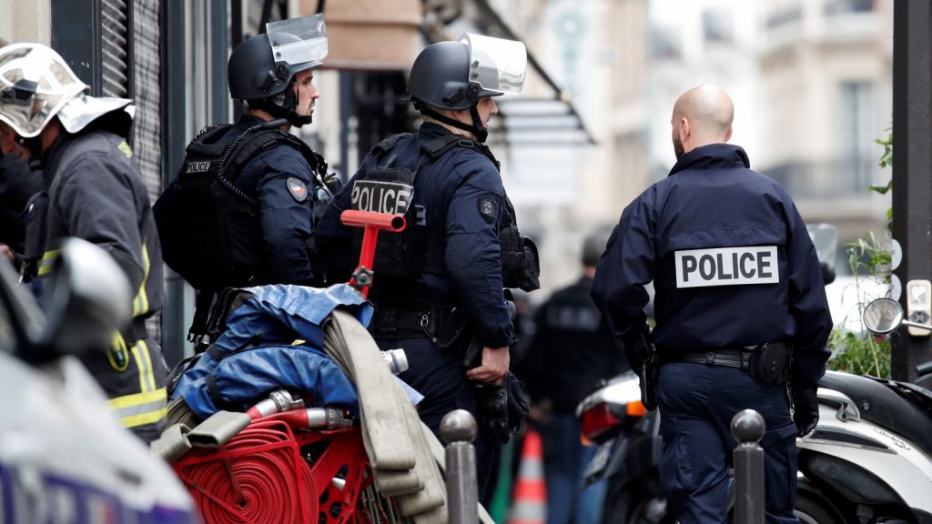 Agentes de la policía francesa cerca del lugar del incidente, en el distrito X de la ciudad. | EE
