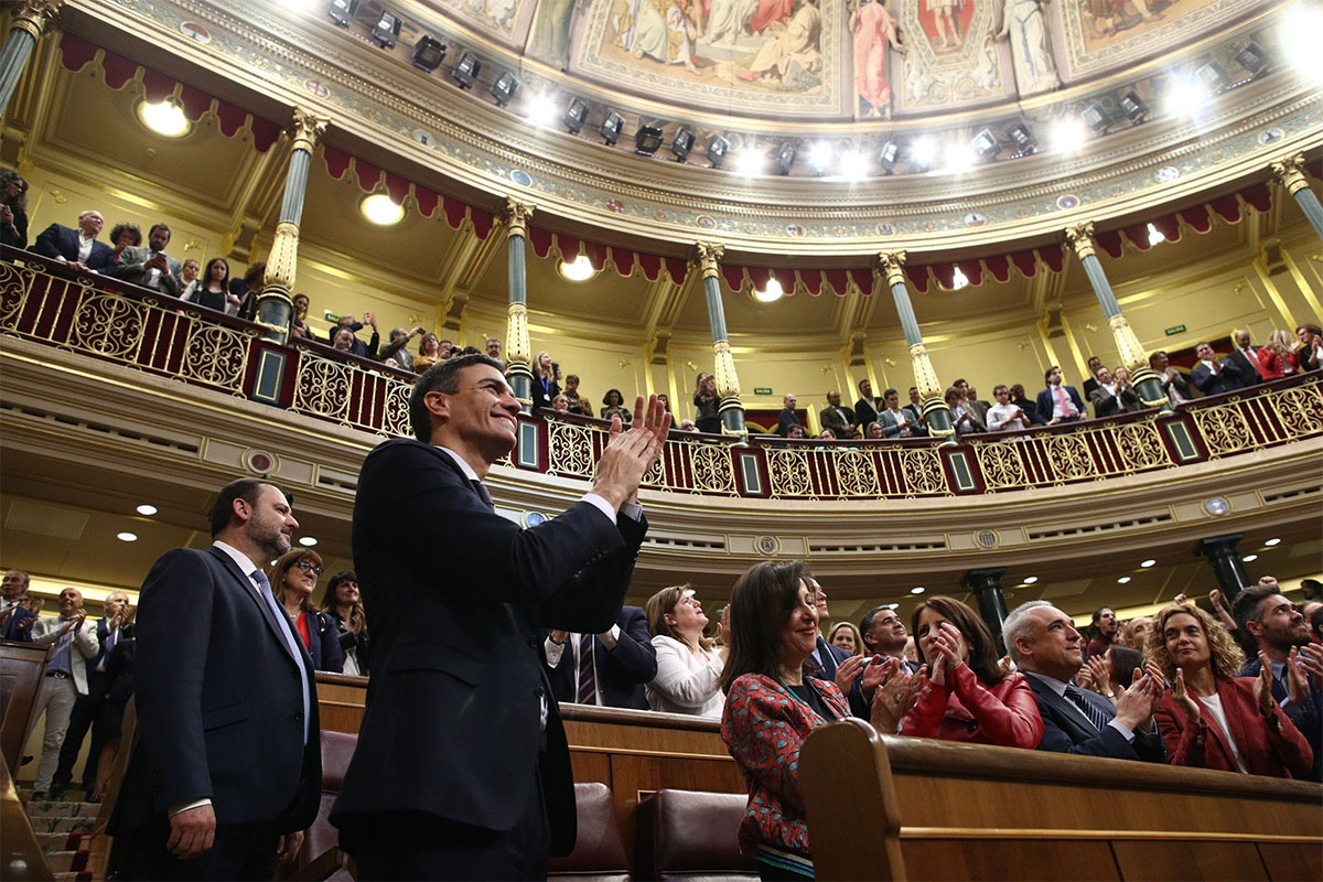 Aplausos a Pedro Sánchez tras ser elegido nuevo presidente del Gobierno