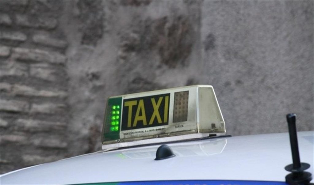 Un taxista alertó a las autoridades al percatarse de que una mujer viajaba con un feto envuelto en mantas. | EP