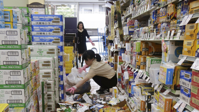 Desperfectos en una tienda tras el terremoto de Osaka (Japón). | EE