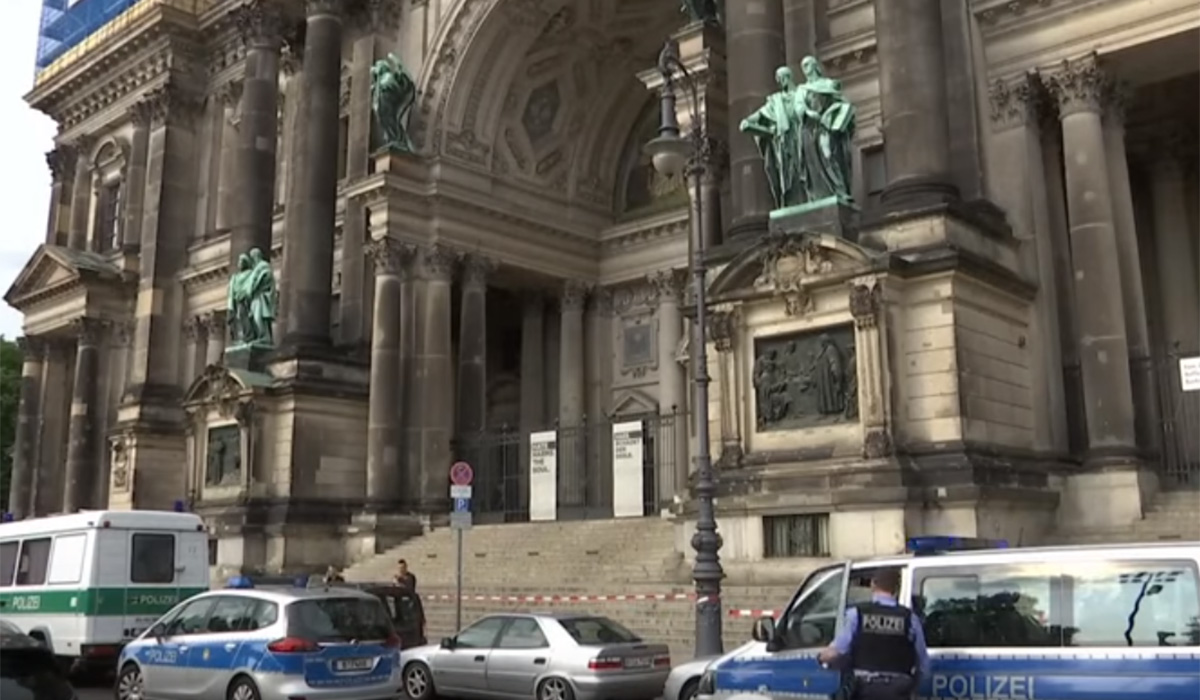 Un policía y un sospechoso heridos tras un tiroteo en la Catedral de Berlín