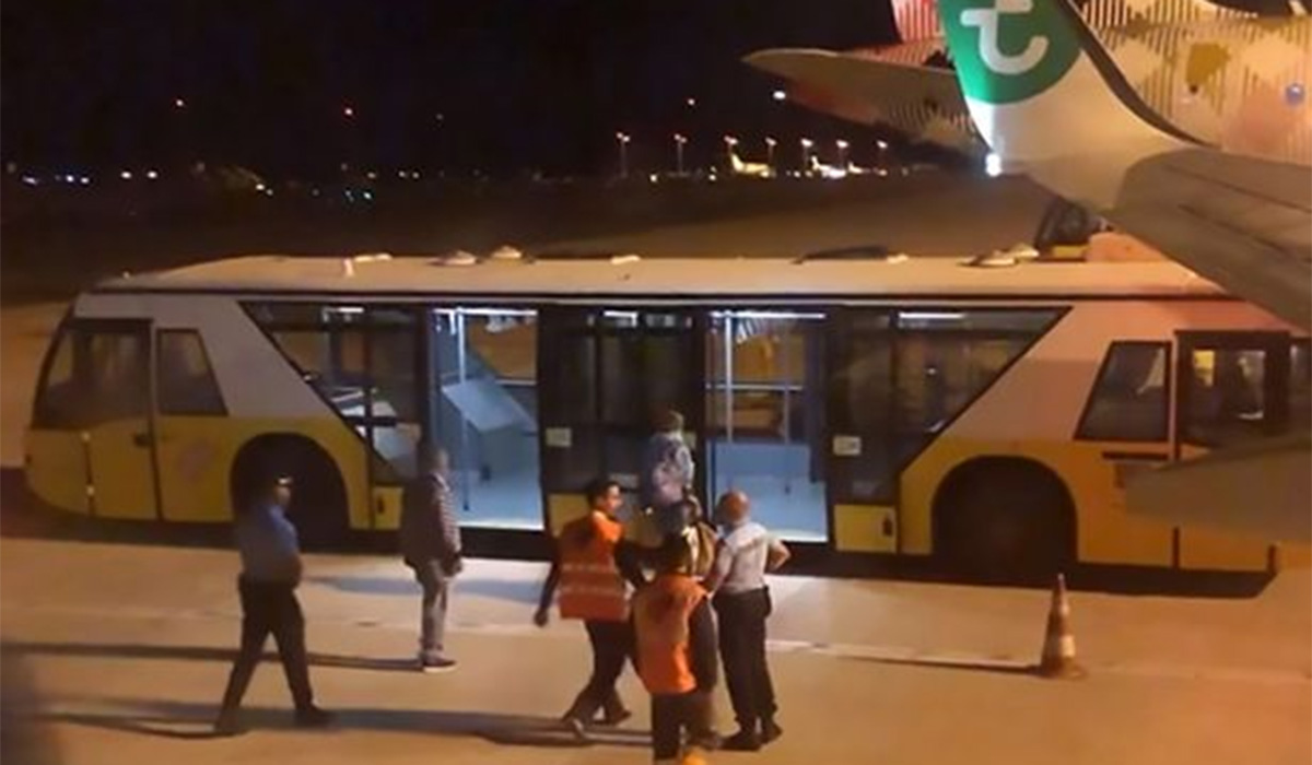 VUELO CANARIAS MAL OLOR VÓMITO DESMAYOS