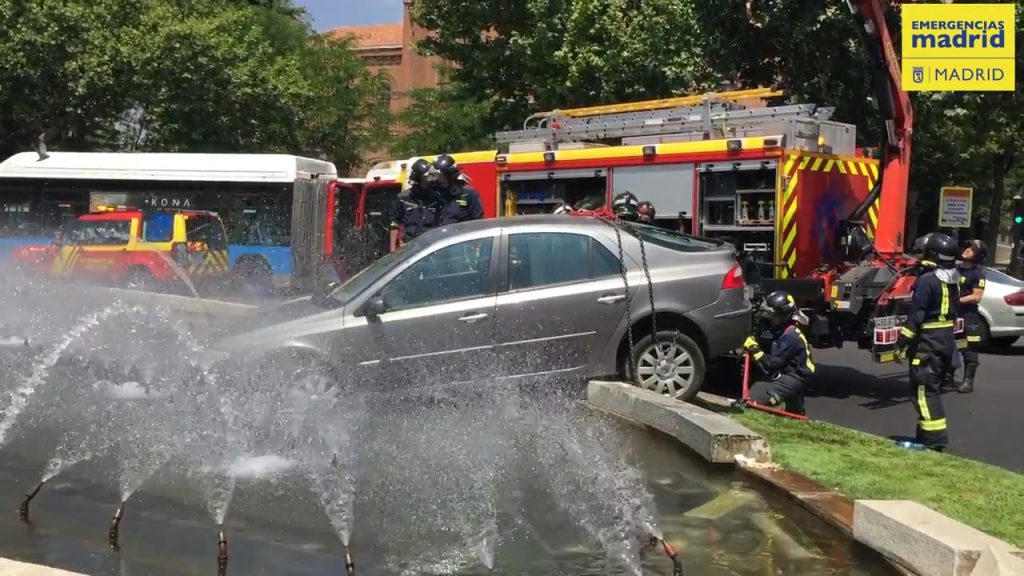 Foto de Emergencias Madrid, que ha atendido al conductor tras el accidente. | EP