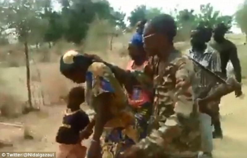 Mujeres y niños a punto de ser ejecutados por soldados en Camerún. / DAILY MAIL