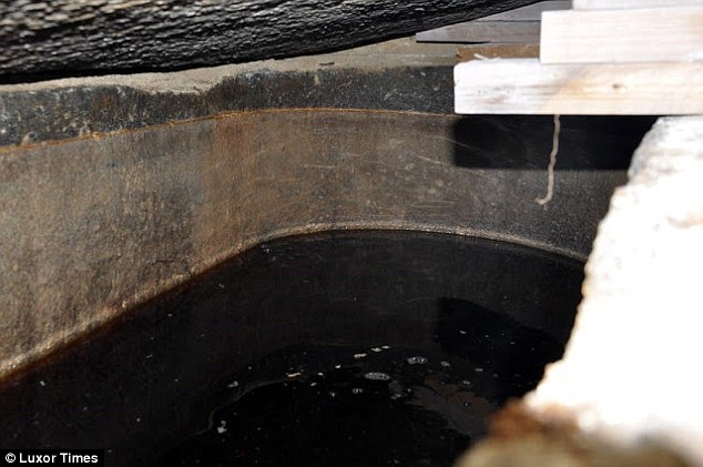 El líquido rojo en el interior del sarcófago. / DAILY MAIL