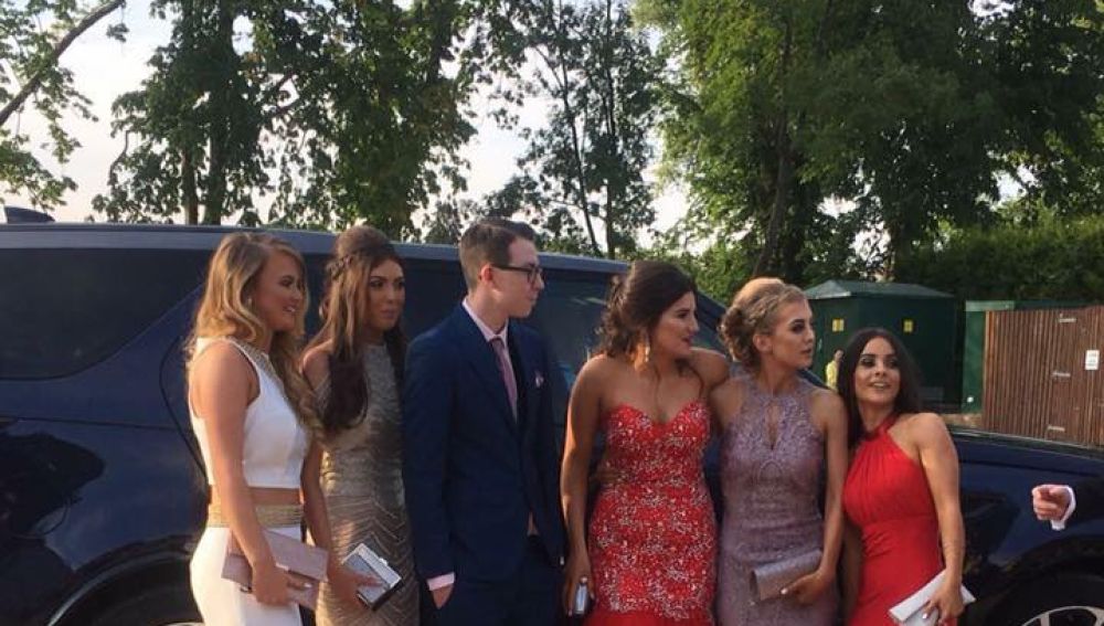 Brodie Smith, con el grupo de chicas que le invitó a ir con ellas a su graduación. /FACEBOOK