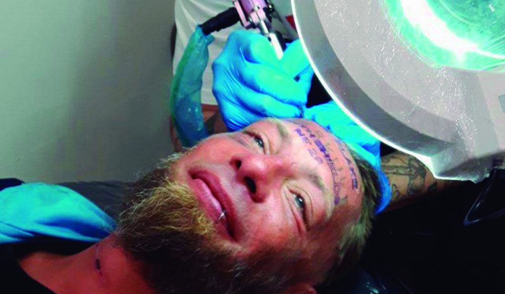 Momento en que el polaco se estaba tatuando. | Facebook