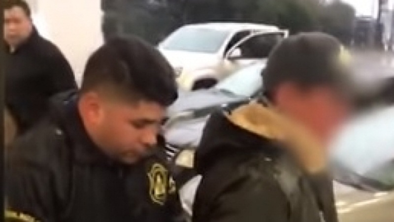 El padre de las niñas, en el momento de la detención. / YOUTUBE