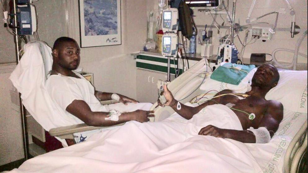 Abidal junto a su primo tras el trasplante de hígado